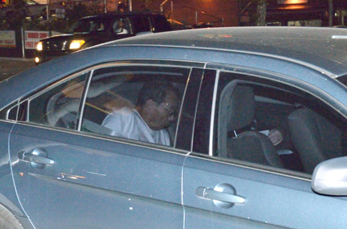 谢哲华23日晚间被押上车，送往皇后区刑事法院过堂。(美国《世界日报》/朱泽人
