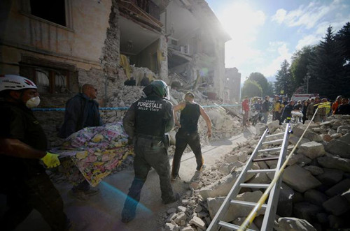意大利城镇在地震中遭受重创。（法国《欧洲时报》援引法新社图片)