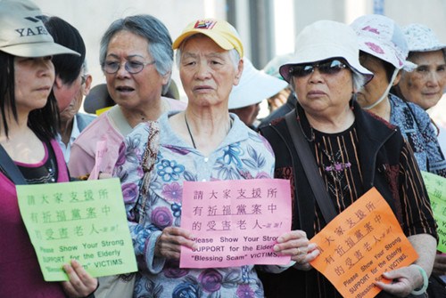 过去四年多已有至少60多名华裔妇人被金光党骗走毕生积蓄，部分受害人与支持者曾示威，要求执法及司法单位重视她们的权益。（美国《世界日报》档案照片/李秀兰