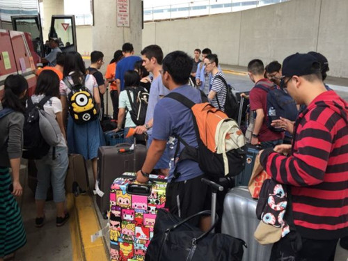 香槟伊大为迎接国际留学生到校，在芝加哥机场贴心安排接机服务，几乎清一色是中国留学生。（美国《世界日报》）