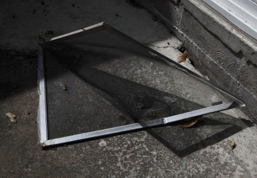 休斯敦中国城发生华人住宅遭窃案。图为遭窃贼破坏的窗户防虫罩。（美国《世界日报》/陈开