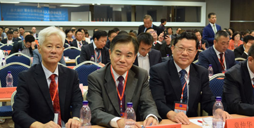欧洲时报文化传媒集团总裁、《欧洲时报》社长张晓贝（左2）出席了开幕式。（法国《欧洲时报》/大左