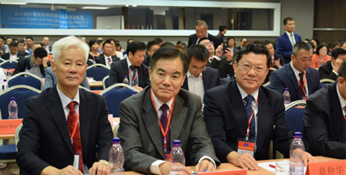 欧洲时报文化传媒集团总裁、《欧洲时报》社长张晓贝(左2)出席了开幕式。(法国《欧洲时报》/大左