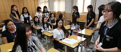 24日,明德女子高中的教室里坐满了来自北京新桥外高的留学生们,大家认真的听取韩国学生们对学校的介绍,欢笑声连连不断。(韩国《东亚日报》)