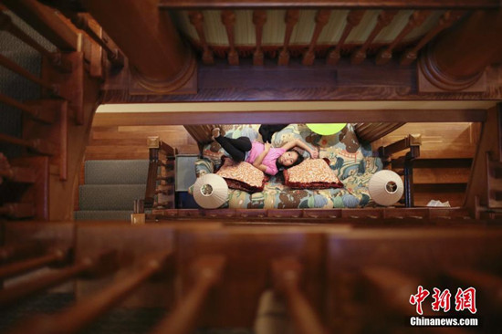 中国侨网图为躺在一楼餐厅沙发上的维罗妮卡。中新网记者 廖攀 摄