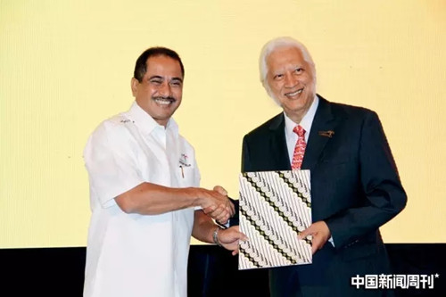 中国侨网4月28日，印尼旅游部在雅加达举行的全国旅游协调大会上，任命印尼《国际日报》董事长熊德龙（右）为印尼-中国旅游亲善大使。印尼旅游部长阿里夫（左）给熊德龙颁发亲善大使证书和纪念品。图|中新