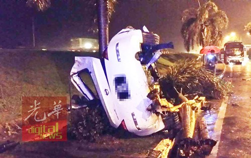 死者的日产跑车,毁不成形。(马来西亚《光华日报》)