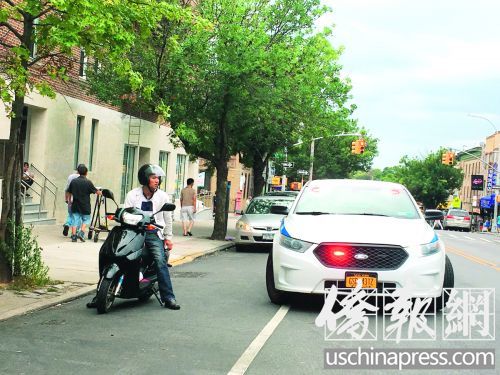 纽约街头骑行电动自行车属于违法。（美国《侨报》/崔国萁