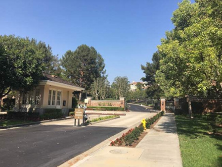 加州尔湾发生命案的社区24小时警卫把守,进去的访客都需一一核对身分,确定是住户邀请的客人后才能放行入内。(美国《世界日报》/王全秀子