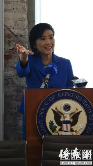 赵美心正在向与会代表介绍504二次融资计划。(美国《侨报》/高睿