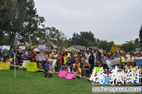 近千人反对“自由选择学区”政策叫停。(美国《侨报》/聂达
