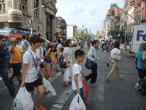 华裔的理财能力强，不当“月光族”。(美国《世界日报》/尹英姿