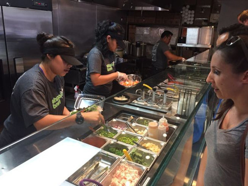 新式快餐,主打新鲜、健康、现做,颇得年轻人青睐。(美国《世界日报》/杨青