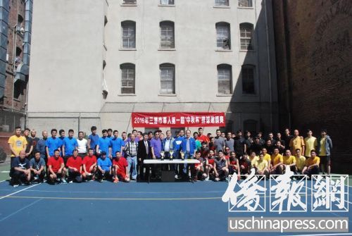 协会领导和各排球队健儿,在开幕式上合影。(美国《侨报》/吴卓明