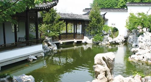 美丽清幽的史坦顿岛寄兴园经过多年的风雨已开始残败。(美国《侨报》)