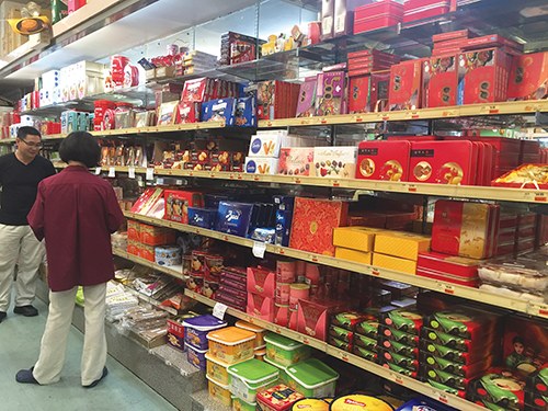 中秋将至,纽约华埠超市月饼纷纷上架销售。