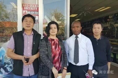 东开普省华人警民合作中心常务副主任饶大林(左一)、东开普省上海工商联谊会会长朱乐琴(左二)、警民中心副主任黄桓顺(右一)等赶赴皇后镇,与办案警官Nyaea探讨案情。(南非华人网)