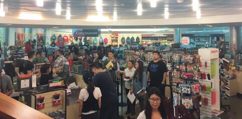 大学书店内满是为新学期做准备购买教材的学生。（美国《侨报》）