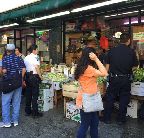 纽约华埠多家华裔商贩因摆摊违规被开罚单。(美国《世界日报》/高梦梓