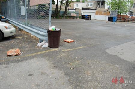 纽约市民众因住所或商店门前的人行道有废纸或刮来的垃圾而遭到市清洁局开罚单几乎是家常便饭。(美国《侨报》)