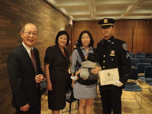 家人与毛顺平一同庆祝其晋升巡官。(美国《世界日报》/高梦梓