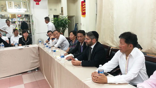 8月30日下午,旅法侨学商界代表、犹太裔代表在法国华侨华人会举行座谈会,磋商确定了9月4日举行的要求改善法国治安、还居民安全的大游行的具体事宜和注意事项。(法国《欧洲时报》/孔帆