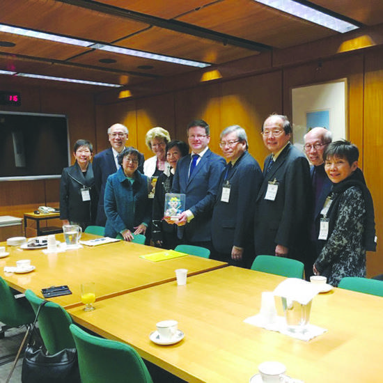 更生会与新州卫生厅长及议员库尔合影。(澳洲《新快报》)