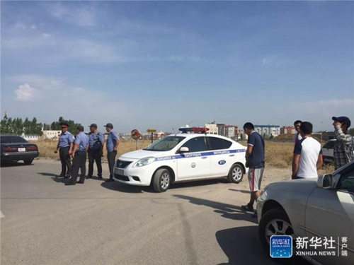 8月30日,在吉尔吉斯斯坦首都比什凯克,警车停在爆炸地点附近。新华社记者