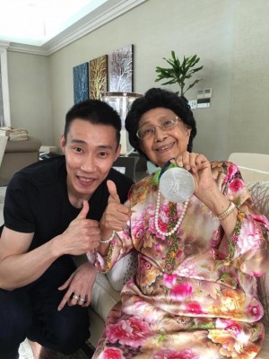 李宗伟(左)获得西蒂哈斯玛赠书,同享喜悦。(马来西亚《光华日报》)