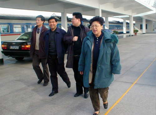 杨秀珠(右一)放弃政庇申请获法官批准，随时可能回中国。（美国《世界日报》资料图）