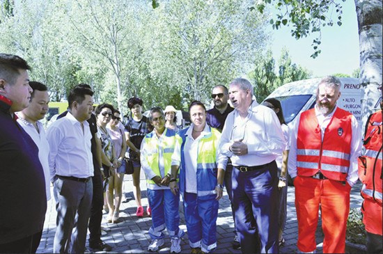 佛罗伦萨侨界代表陈敏勤(左3)与意大利国家救援队代表商谈侨胞捐赠物资交接事宜。余协农摄