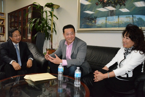 共和党55选区加州众议员候选人陈立德（中）30日在何美湄（右）陪同下拜会世界日报社长郭俊良（左）。（美国《世界日报》/杨青