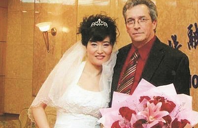 图为2015年7月，广州于小姐与美国加州的安东尼喜结连理。在中国举办完婚礼后，于小姐将移民美国。