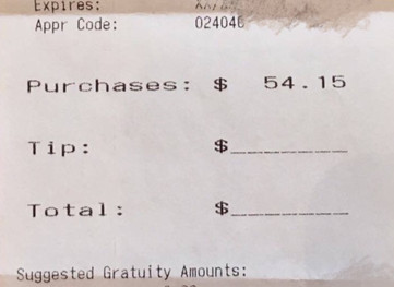 爆料者在网上公开这张“小费虚高”的餐饮账单。（美国《世界日报》）