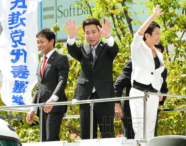 9月3日下午,竞选民进党党首的三名候选人在大阪市进行街头演说。从左到右依次为国会对策副委员长玉木雄一郎、前外相前原诚司、代理党首莲舫。(日本共同社)