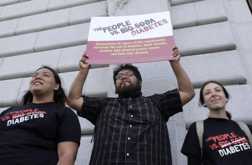 多名湾区政府官员及支持者在旧金山市府大楼外呼吁支持含糖饮料税。（美国《侨报》）