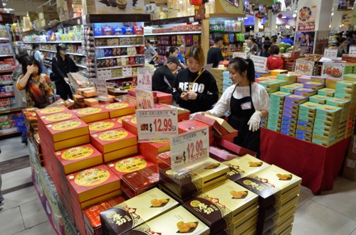进口月饼摆满超市特卖专区,以新奇口味吸引顾客。(美国《世界日报》/朱泽人