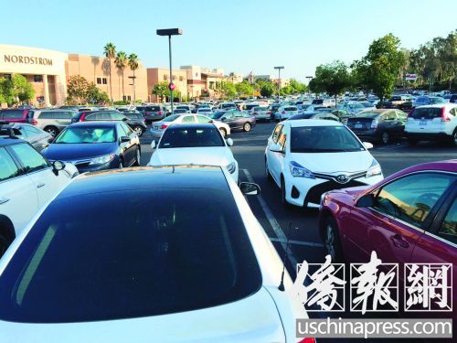 亚凯迪亚西野购物中心外的停车场劳工节当天停满了车辆。（美国《侨报》/邱晨