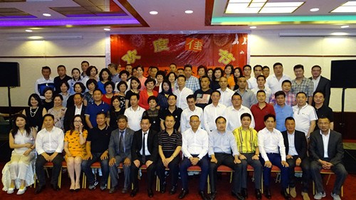 参加晚会的协会成员与嘉宾合影。(法国《欧洲时报》/孔帆