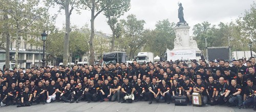 法国华人举行9.4反暴力要安全大游行。早上10点，350余名安保人员在共和国广场集合。（法国《欧洲时报》/黄冠杰