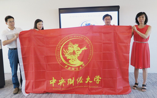 梁勇副书记(右二)向欧洲校友会授旗。(图片来源:中央财经大学校友总会秘书处、欧洲校友会)