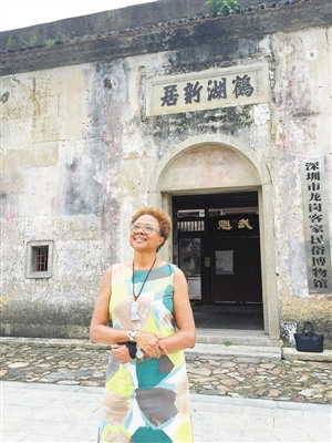 罗笑娜在鹤湖新居前留影。(图片来源:深圳商报)