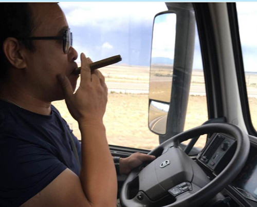 在漫长的送货旅途中，卡车司们看视频、抽雪茄、听歌，打发寂寞的时光。（美国《星岛日报》）