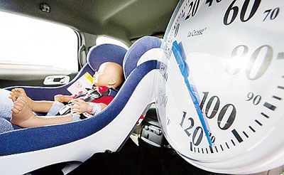 独留幼童在闷热车中很危险。（美国《星岛日报》）