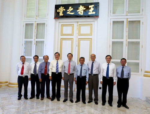 华社领袖在“王者之堂”的牌匾前合照。左起为伍天就、陈泰昌、符传曙、郑金财、郑修强、派曼、曾德发、张润安及杜诗芳。(马来西亚《星洲日报》)
