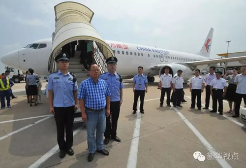2016年7月13日，在武汉天河机场，“百名红通人员”朱海平从美国回国投案自首。标志着“百名红通人员”已有三分之一落网。新华社发(杨平摄)