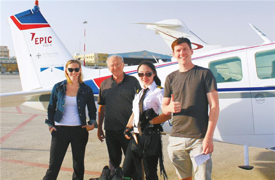 川妹子陈静娴和她的飞行团队。（图片来源：《华西都市报》）