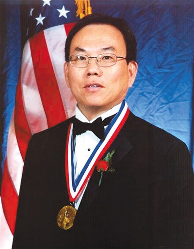 图为余建强荣获美国艾利斯最高移民奖。