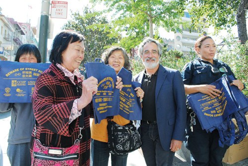 旧金山警局在华埠派发大量防金光党骗案环保袋,但调查进展缓慢,受害人失望。(美国《世界日报》/李秀兰