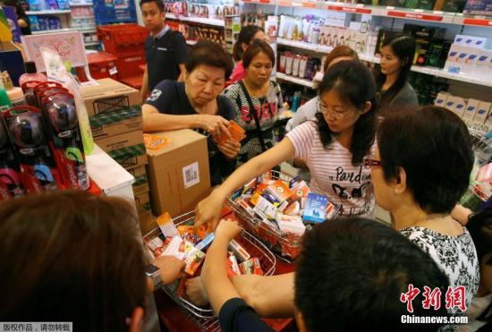 当地时间2016年9月2日,新加坡,民众前往药店采购杀虫剂。